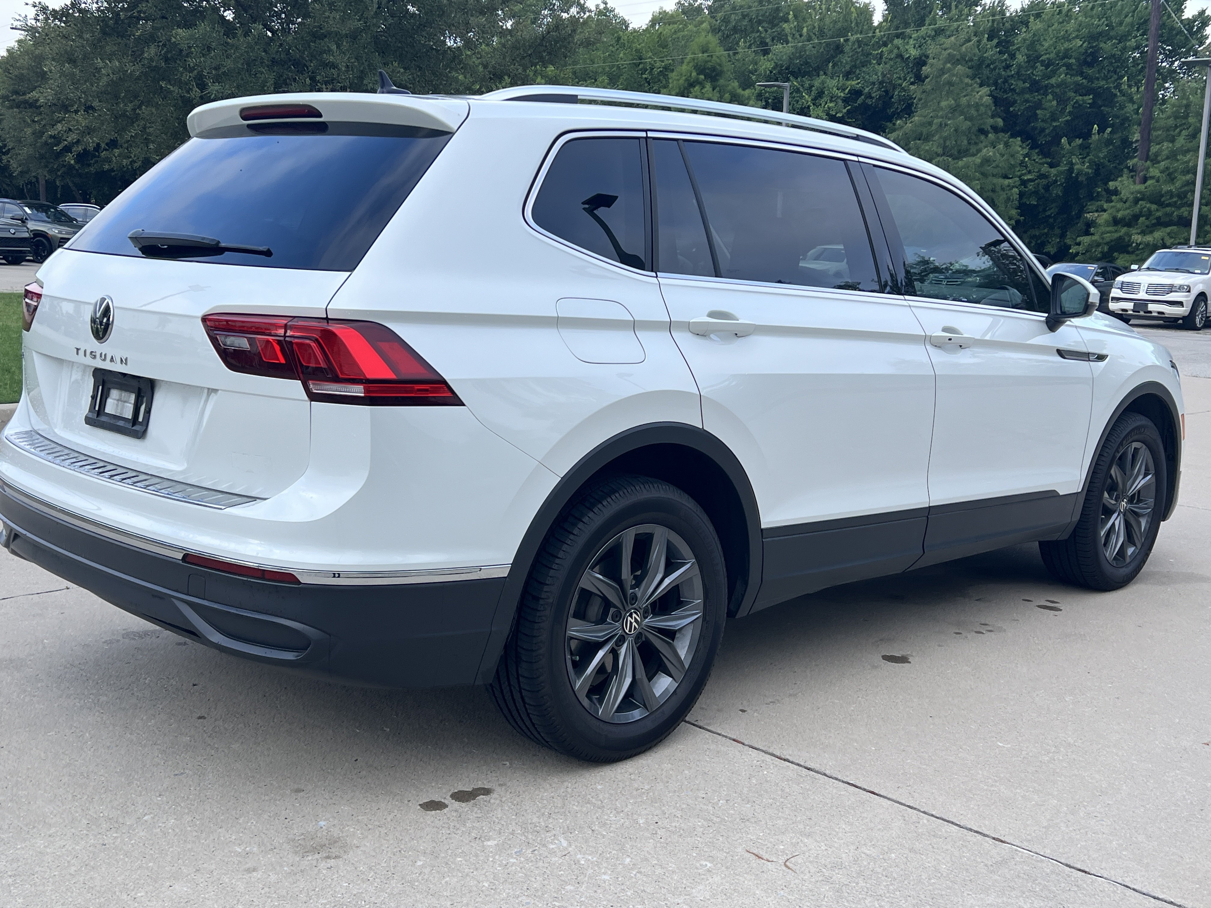 Certified 2023 Volkswagen Tiguan SE w/ Panoramic Sunroof Package FWD image 10