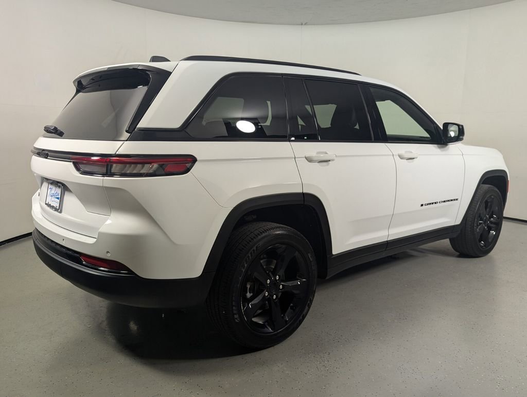 Used 2023 Jeep Grand Cherokee Altitude AWD/4WD image 8
