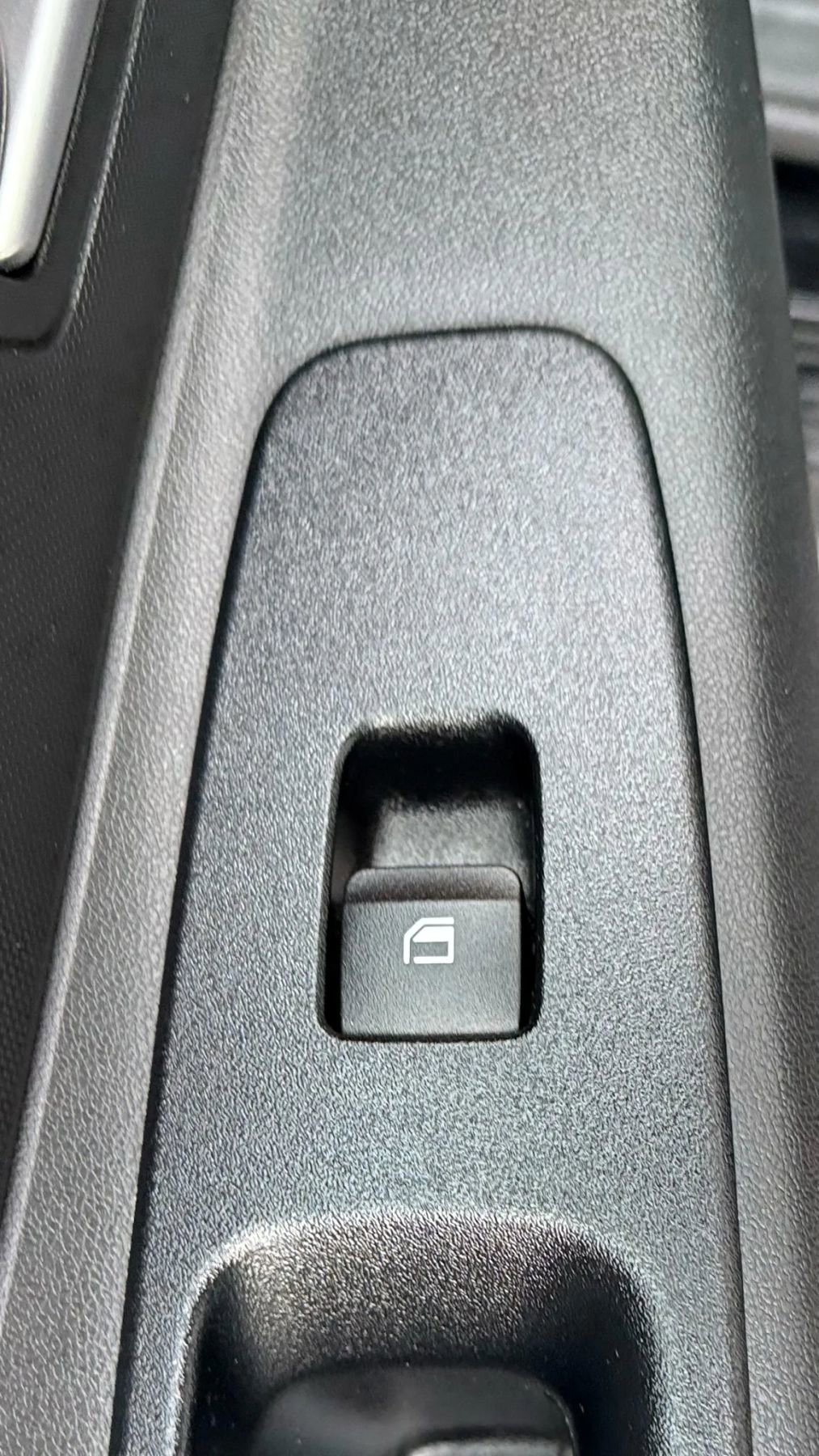 Used 2021 Hyundai Elantra SE w/ Cargo Package image 26