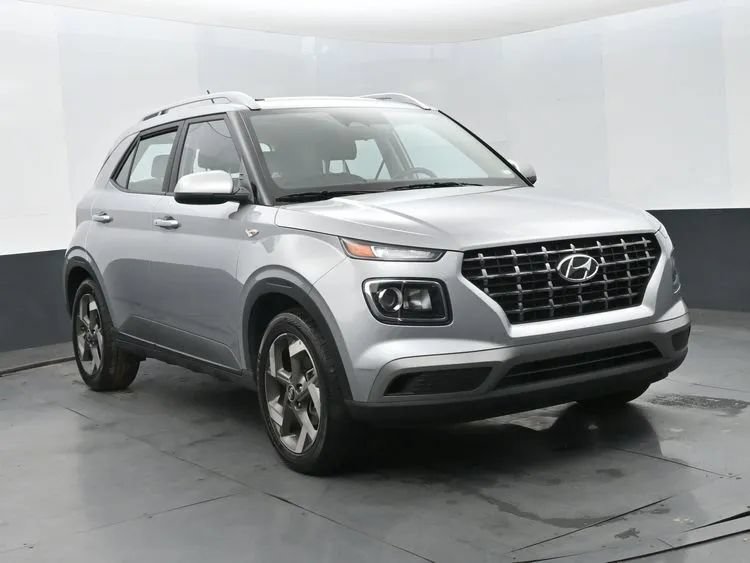 Used 2025 Hyundai Venue SEL FWD image 2