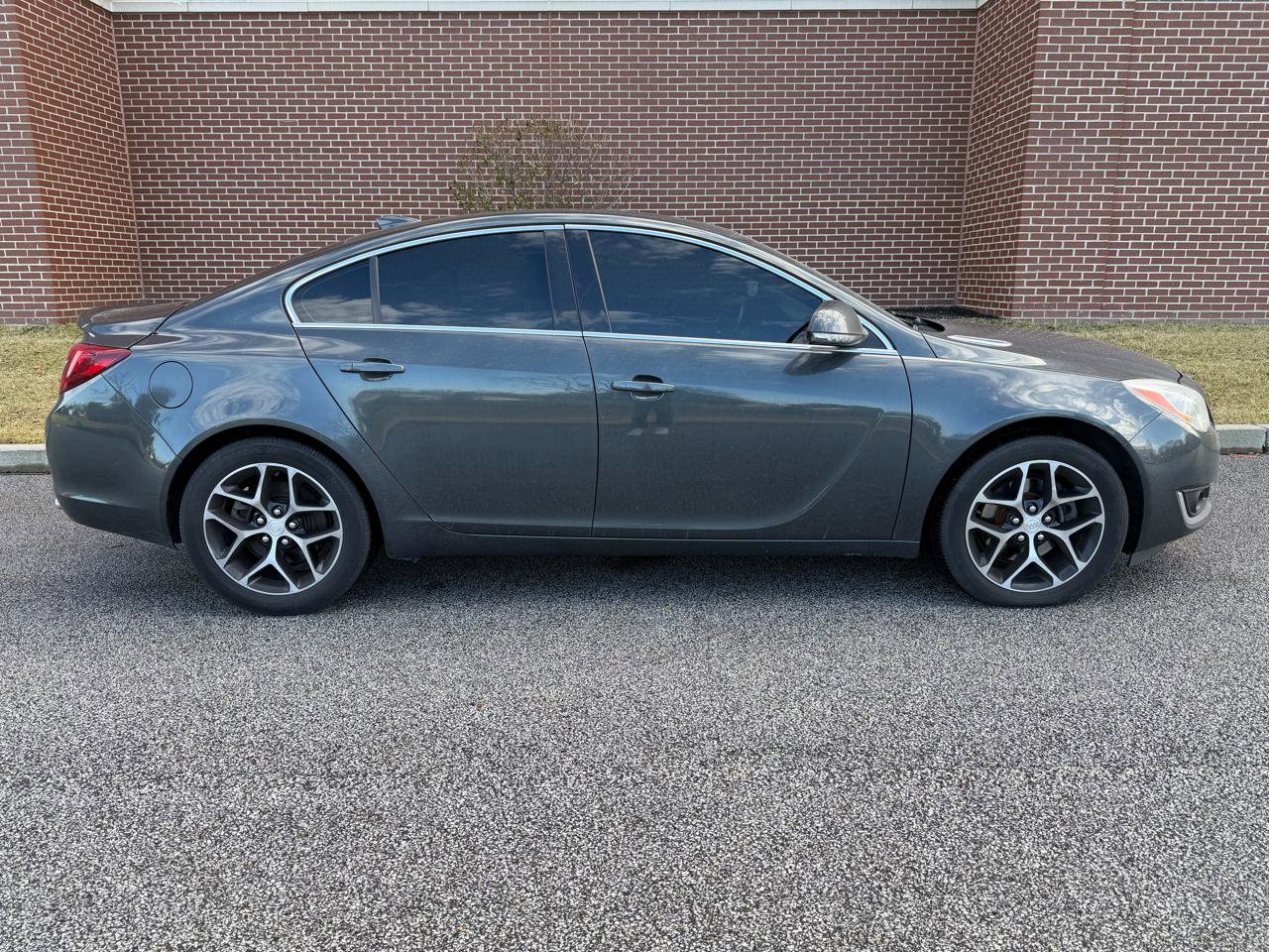 Used 2017 Buick Regal Sport Touring image 12