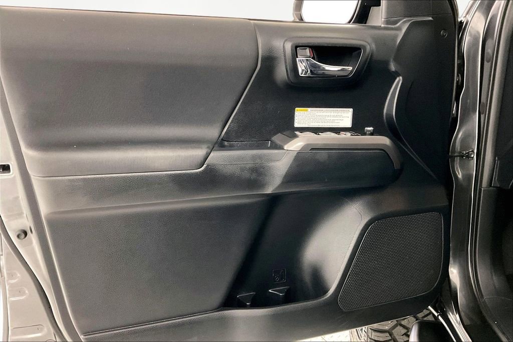 Used 2016 Toyota Tacoma TRD Off-Road w/ Premium & Technology Package image 18