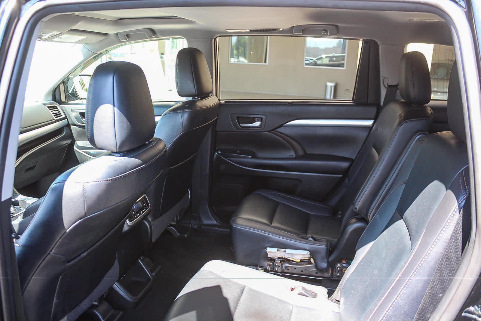 Used 2019 Toyota Highlander XLE FWD image 23