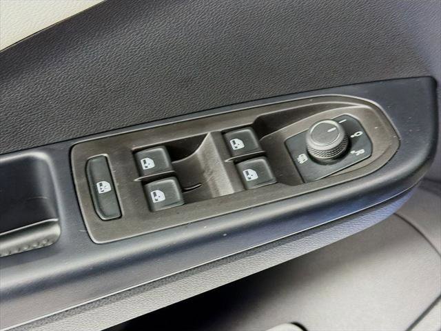 Used 2025 Volkswagen Taos SEL image 19