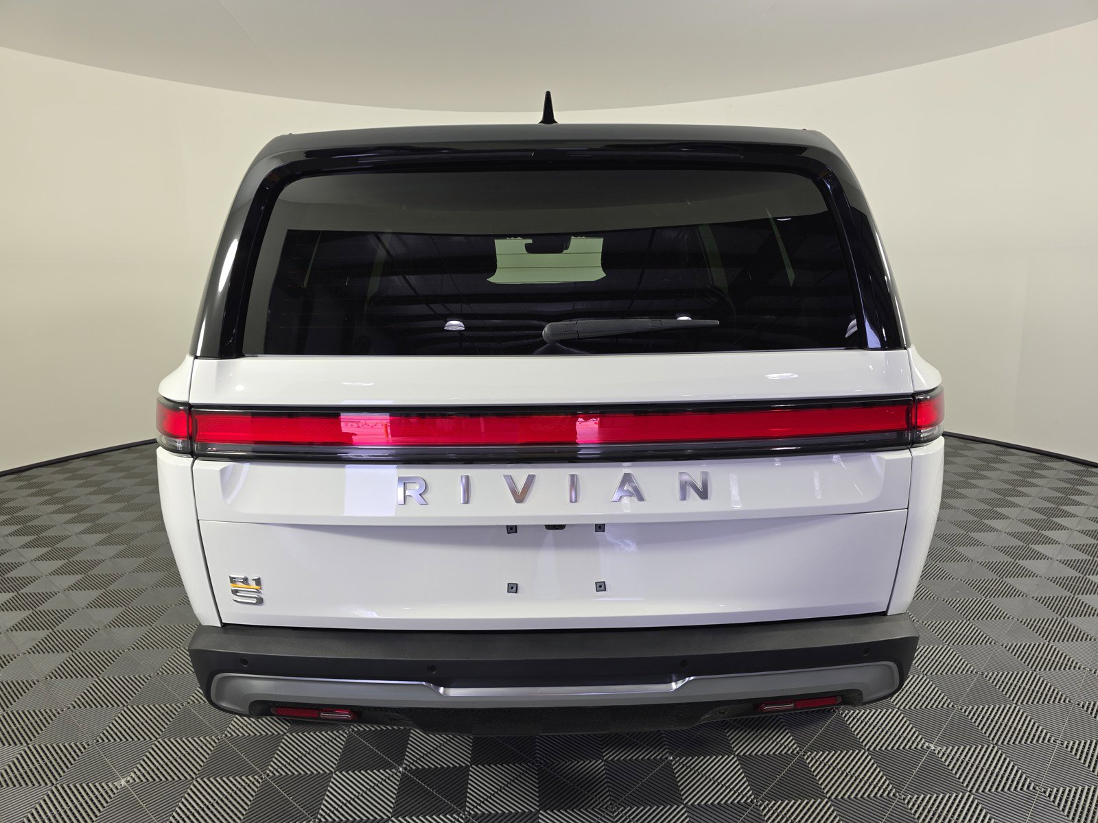 Used 2024 Rivian R1S Adventure image 4