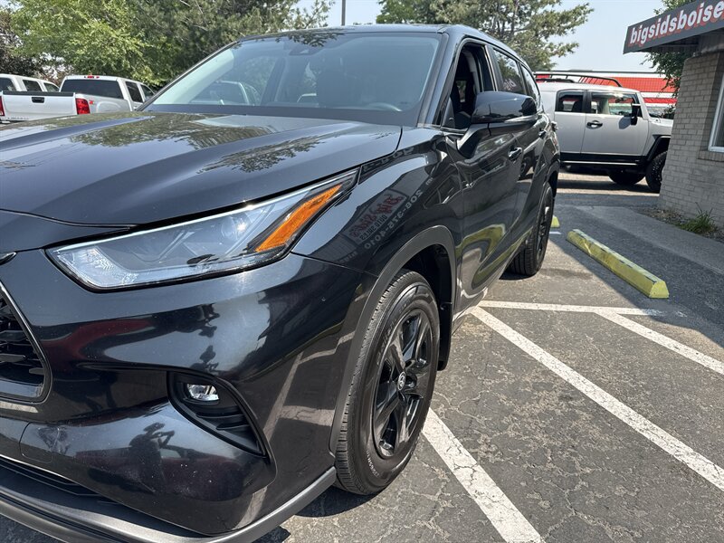 Used 2024 Toyota Highlander LE AWD/4WD image 13