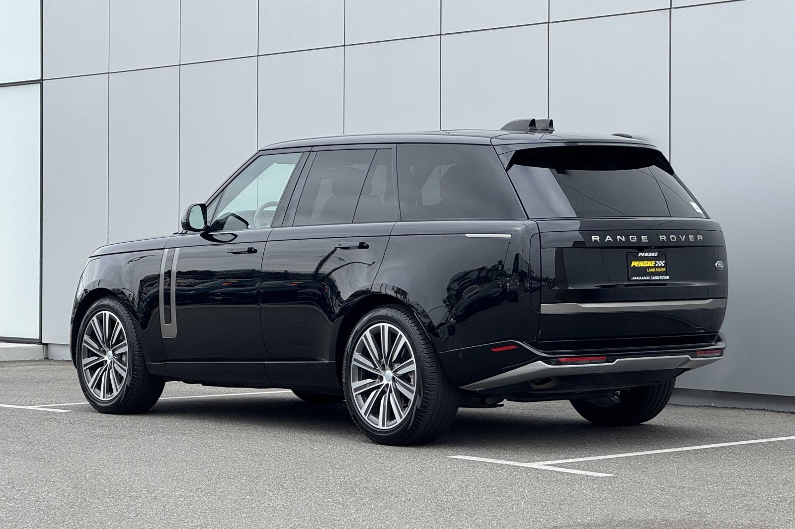 Used 2023 Land Rover Range Rover SE AWD/4WD image 3
