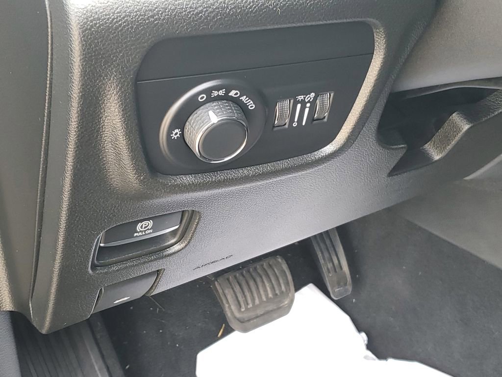Used 2023 Jeep Grand Cherokee Laredo w/ Luxury Tech Group I AWD/4WD image 9