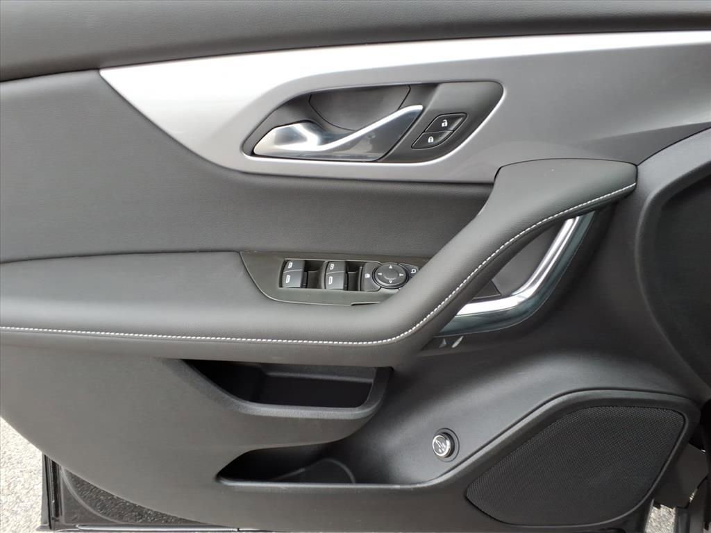 New 2025 Chevrolet Blazer LT w/ LPO, Black Grille Bar Package image 9