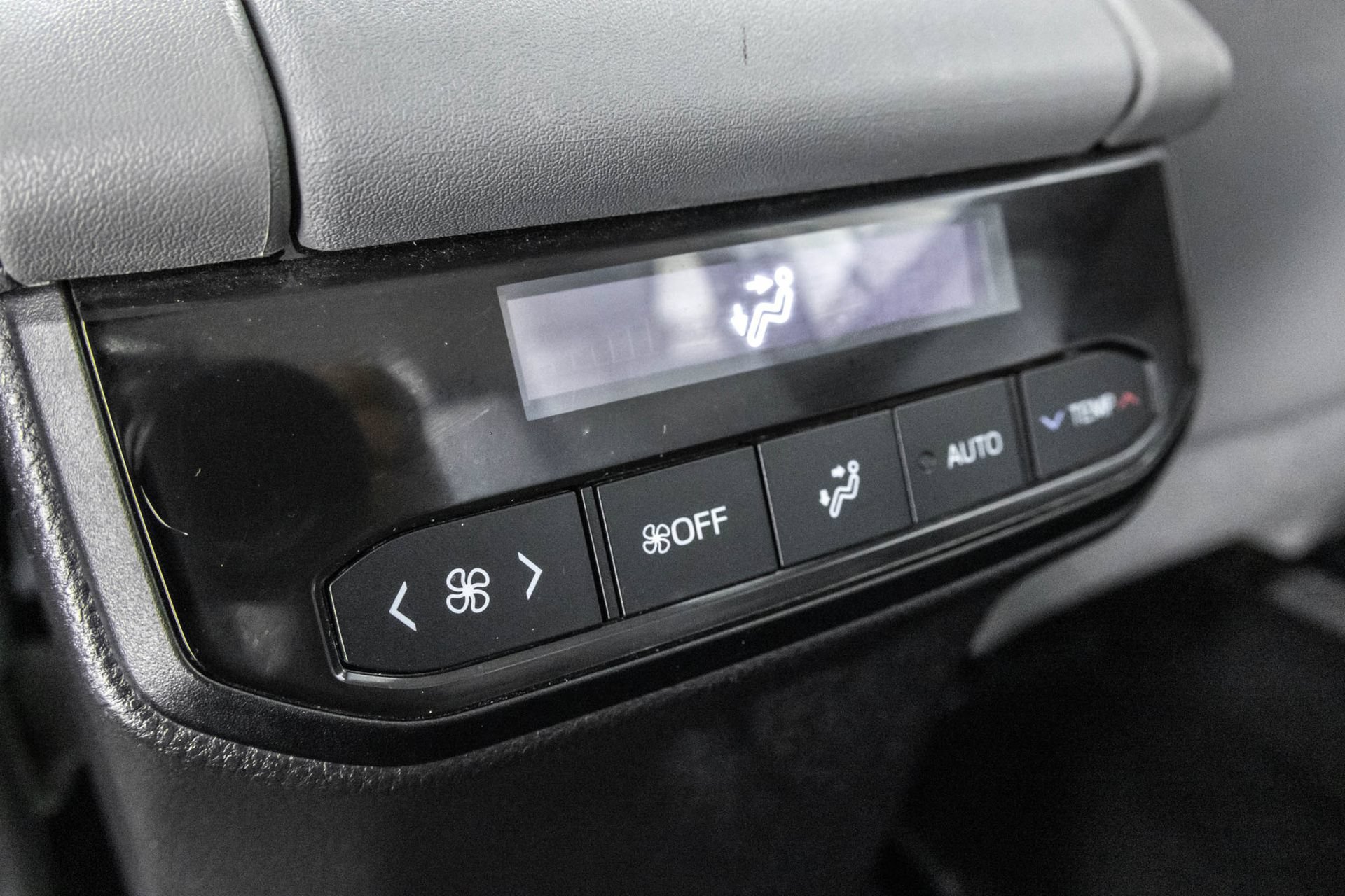 Used 2022 Toyota Highlander LE AWD/4WD image 40