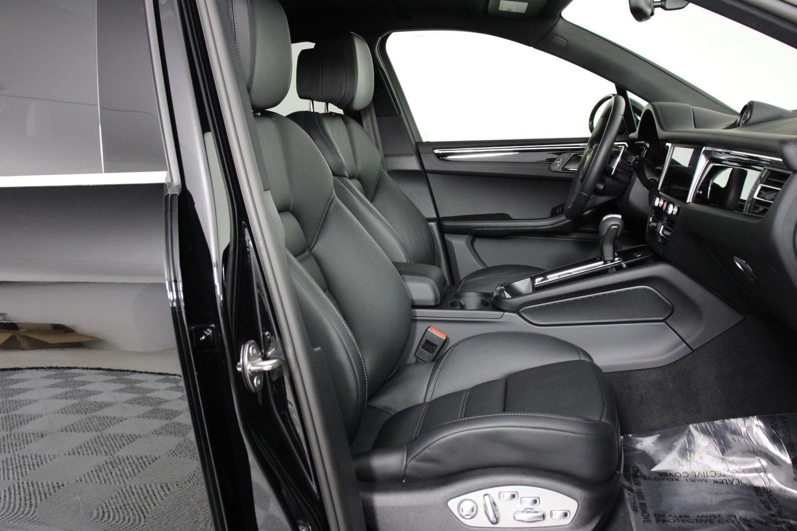 Certified 2025 Porsche Macan S image 31