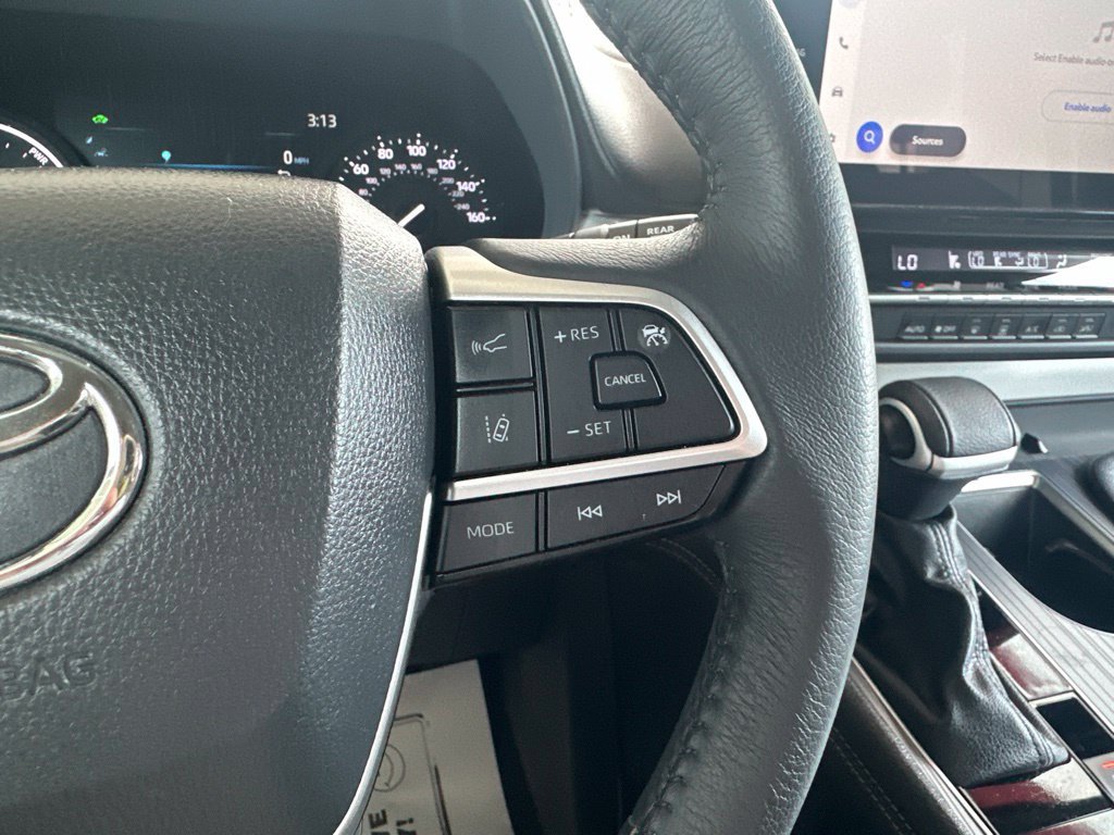 Certified 2025 Toyota Sienna XLE FWD image 31