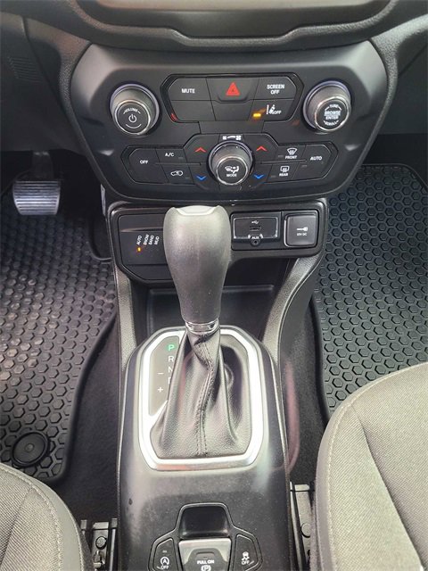 Used 2023 Jeep Renegade Latitude w/ Premium Group image 30