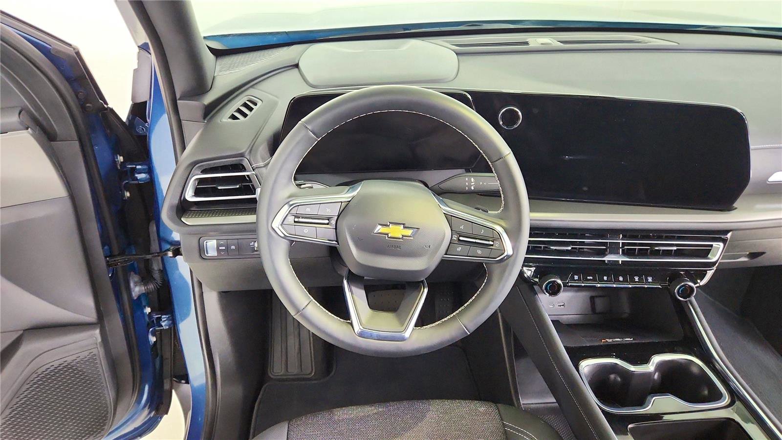 Used 2025 Chevrolet Traverse LT w/ Driver Confidence Package image 28