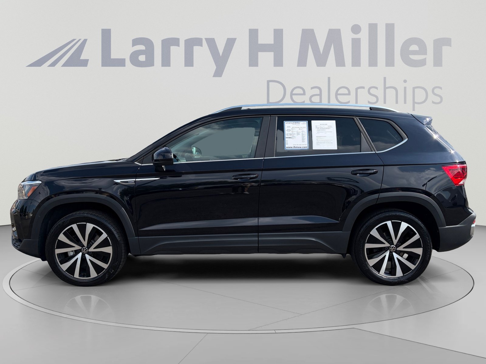 Certified 2023 Volkswagen Taos SE w/ Panoramic Sunroof Package AWD/4WD image 2