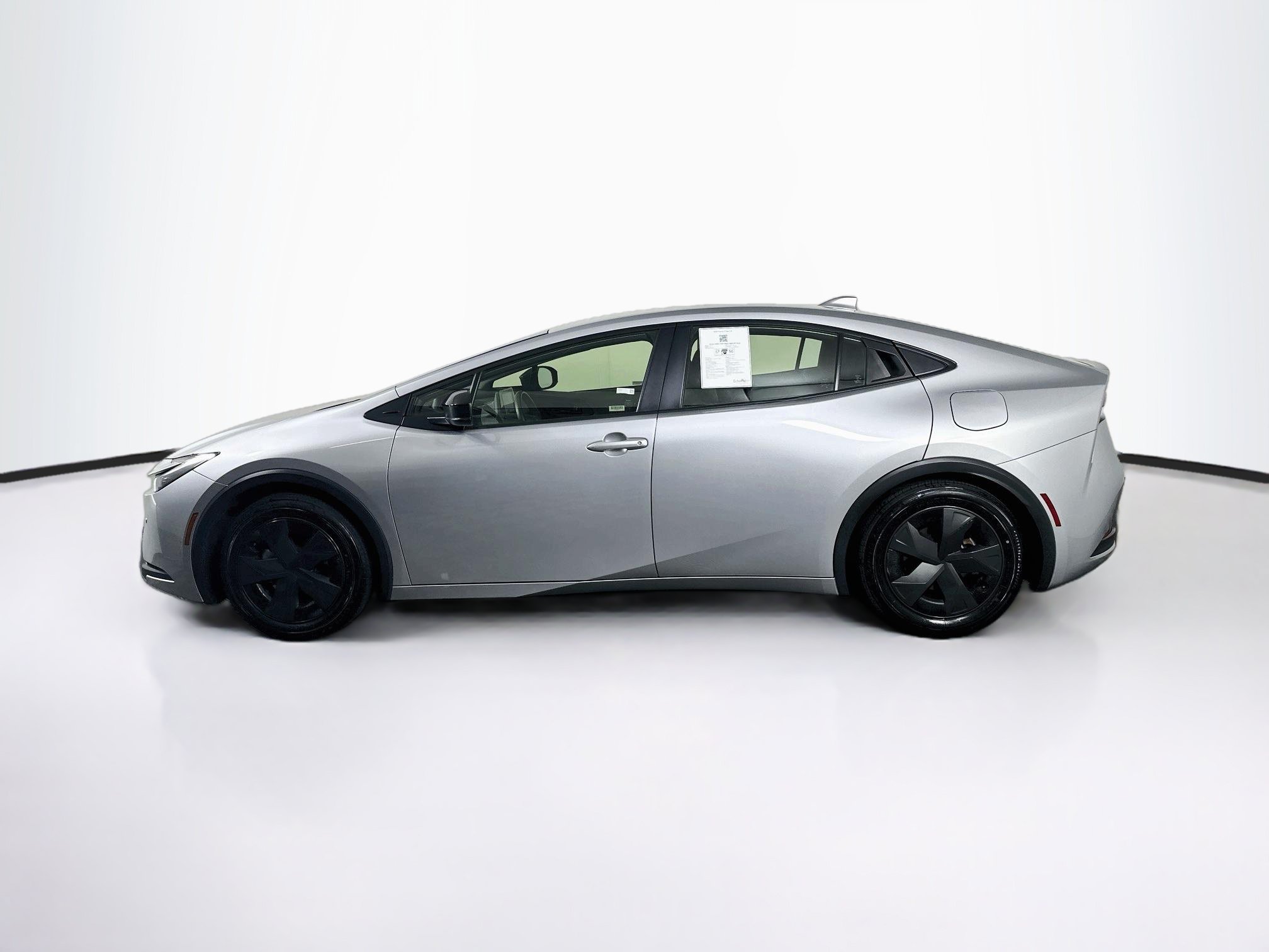Used 2025 Toyota Prius LE FWD image 4