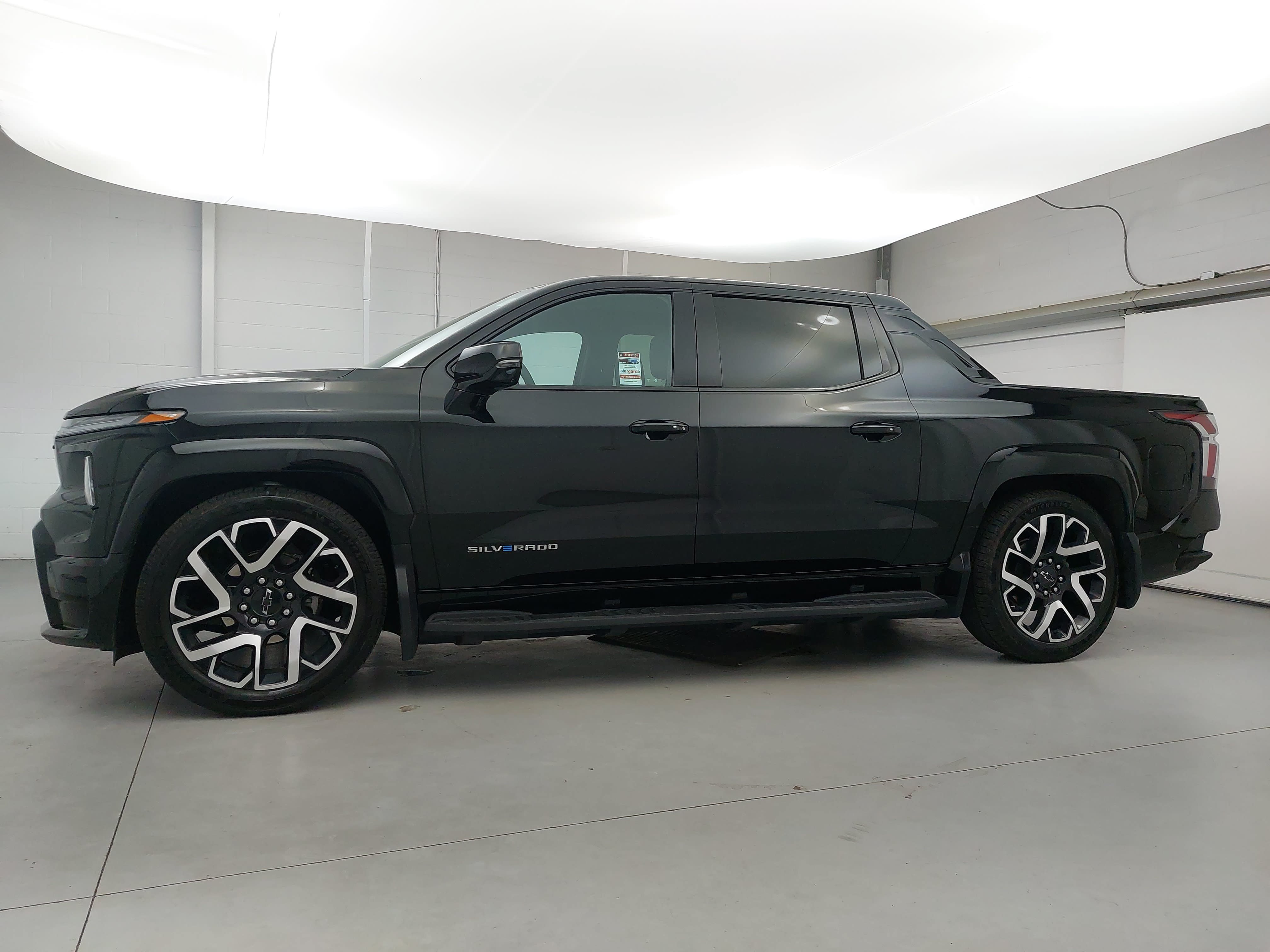 Used 2024 Chevrolet Silverado EV RST AWD/4WD image 2