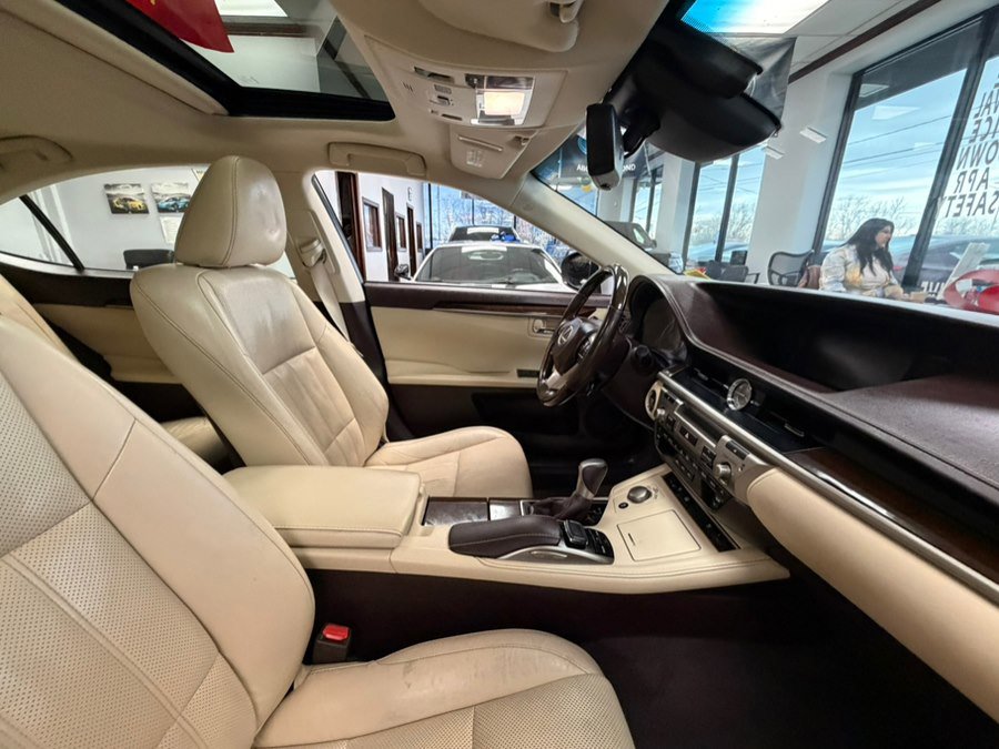 Used 2016 Lexus ES 350 w/ Luxury Package w/Wood Trim image 35