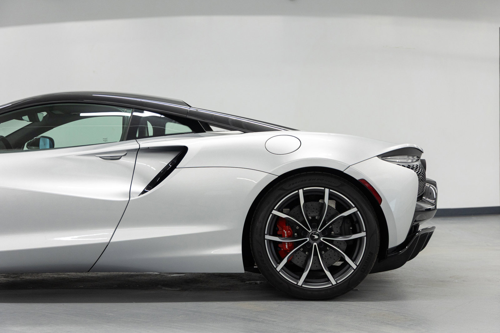Used 2023 McLaren Artura image 5
