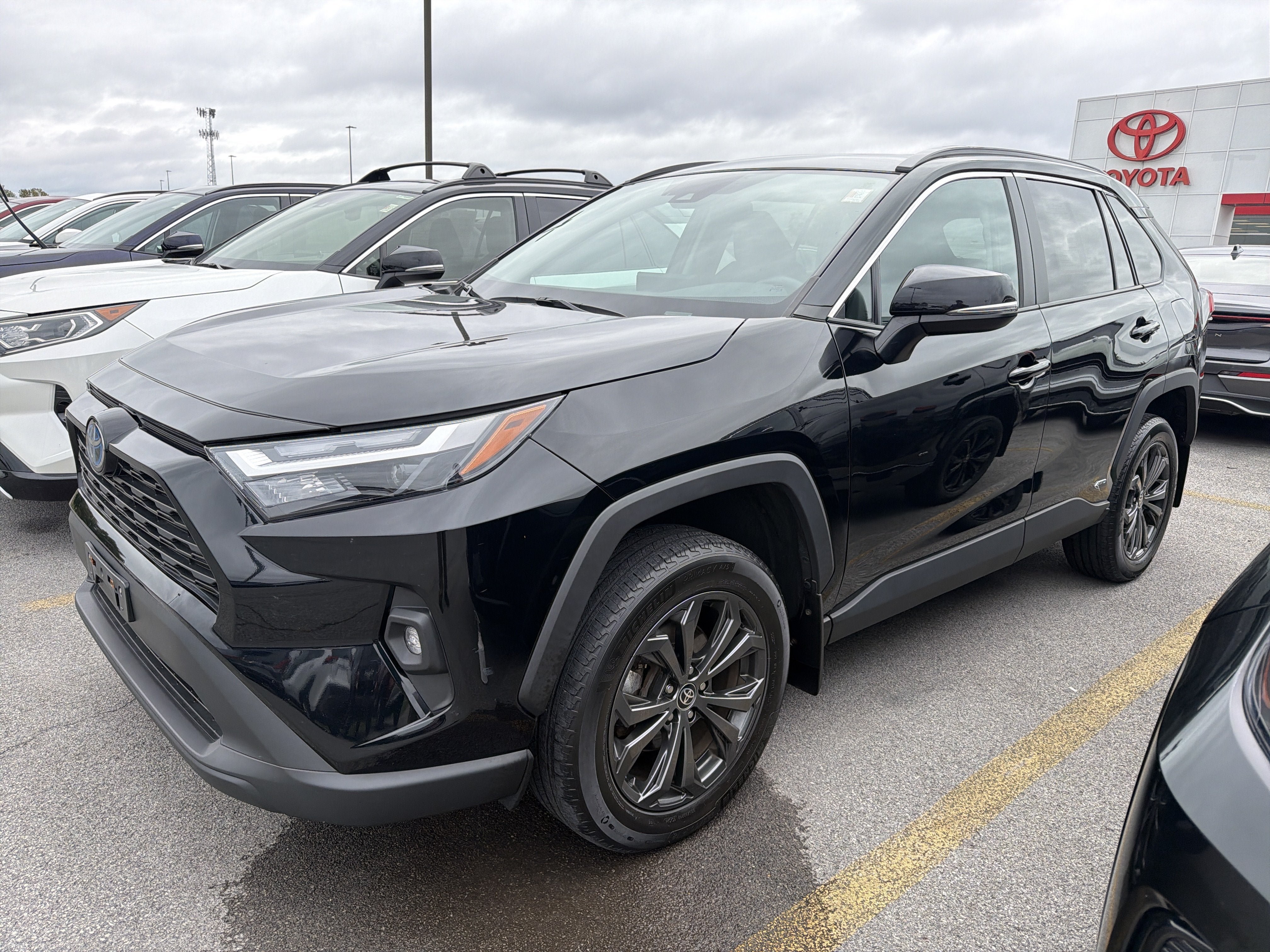 Used 2022 Toyota RAV4 XLE Premium AWD/4WD image 4