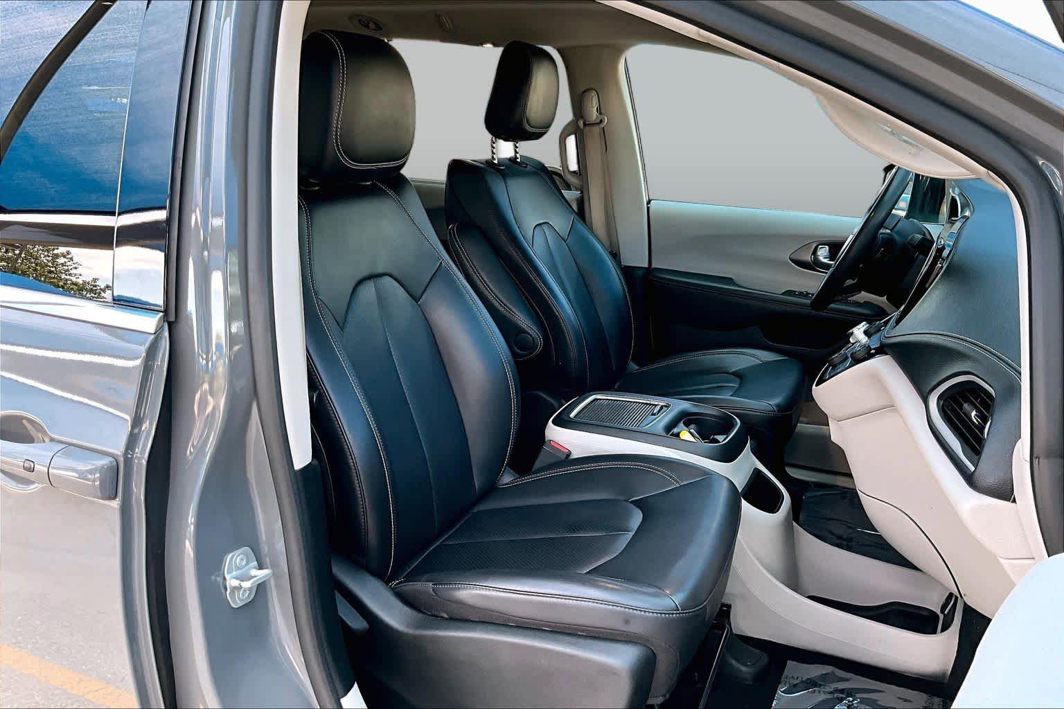 Used 2023 Chrysler Pacifica Touring-L AWD/4WD image 9