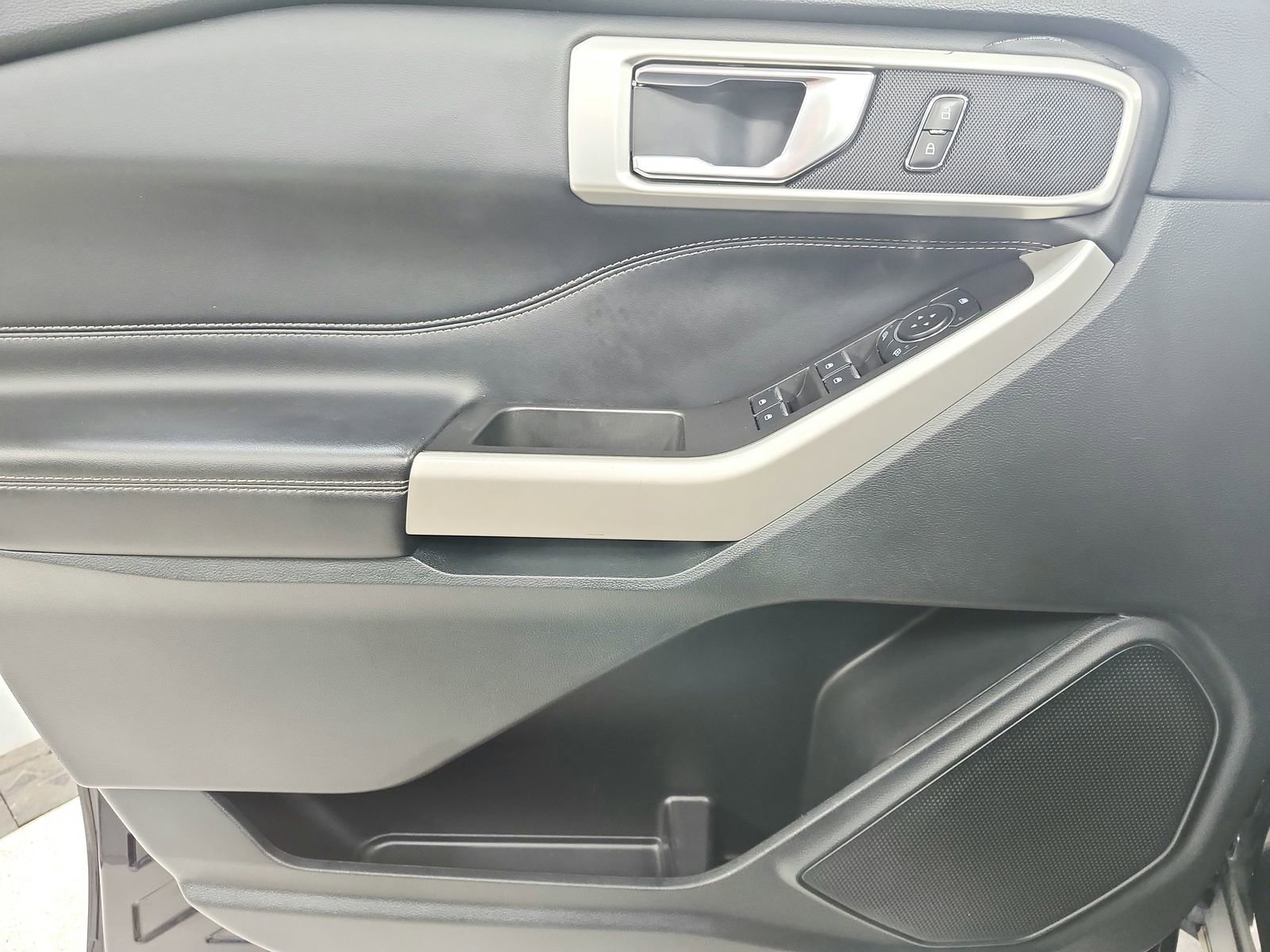 Used 2024 Ford Explorer XLT w/ Equipment Group 202A image 34