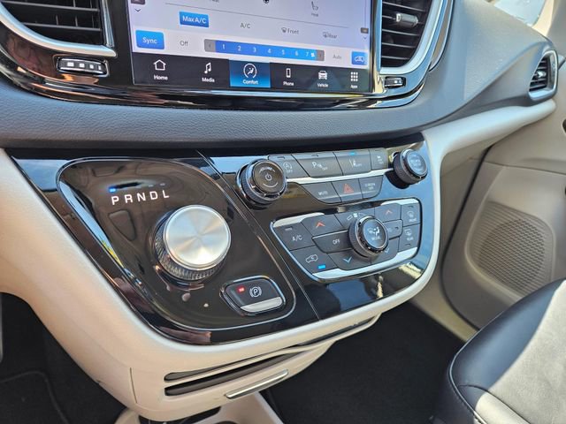 Used 2024 Chrysler Pacifica Touring-L FWD image 27