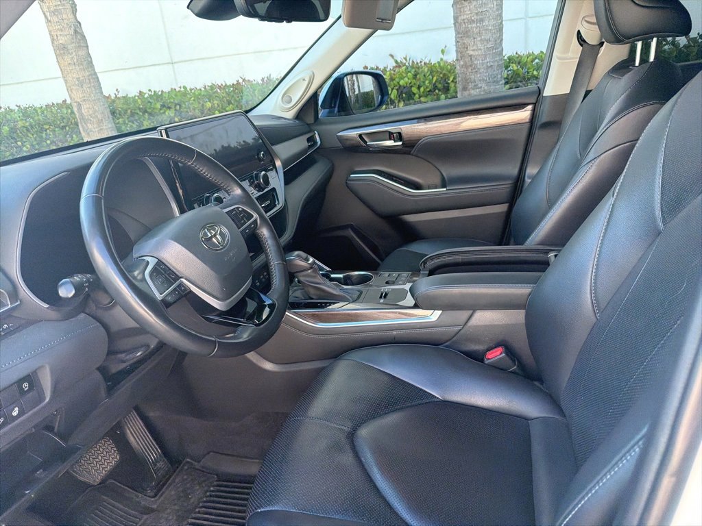 Used 2023 Toyota Highlander L image 13