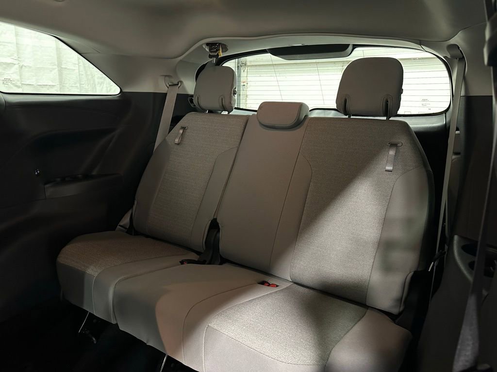 Used 2025 Toyota Sienna LE image 52