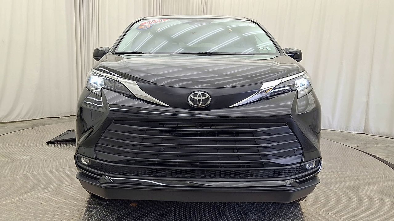 Used 2026 Toyota Sienna XLE FWD image 9