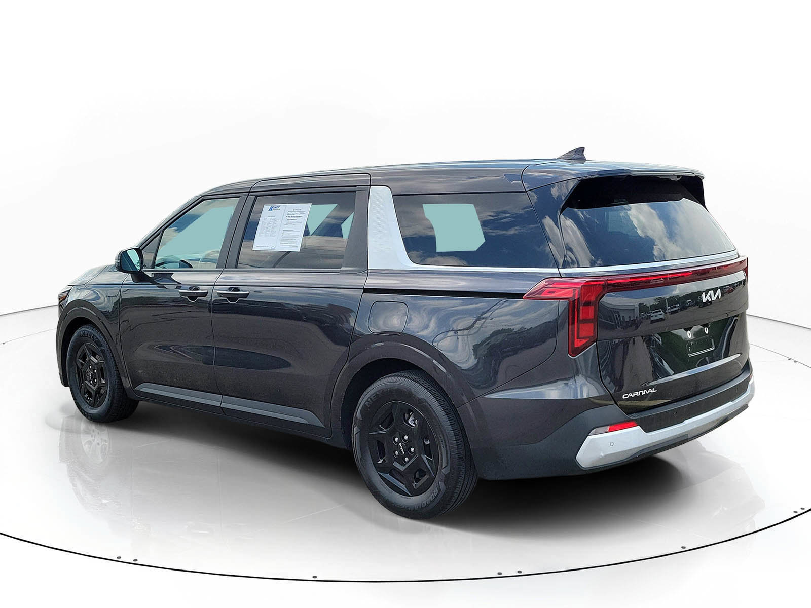 Used 2025 Kia Carnival FWD image 4