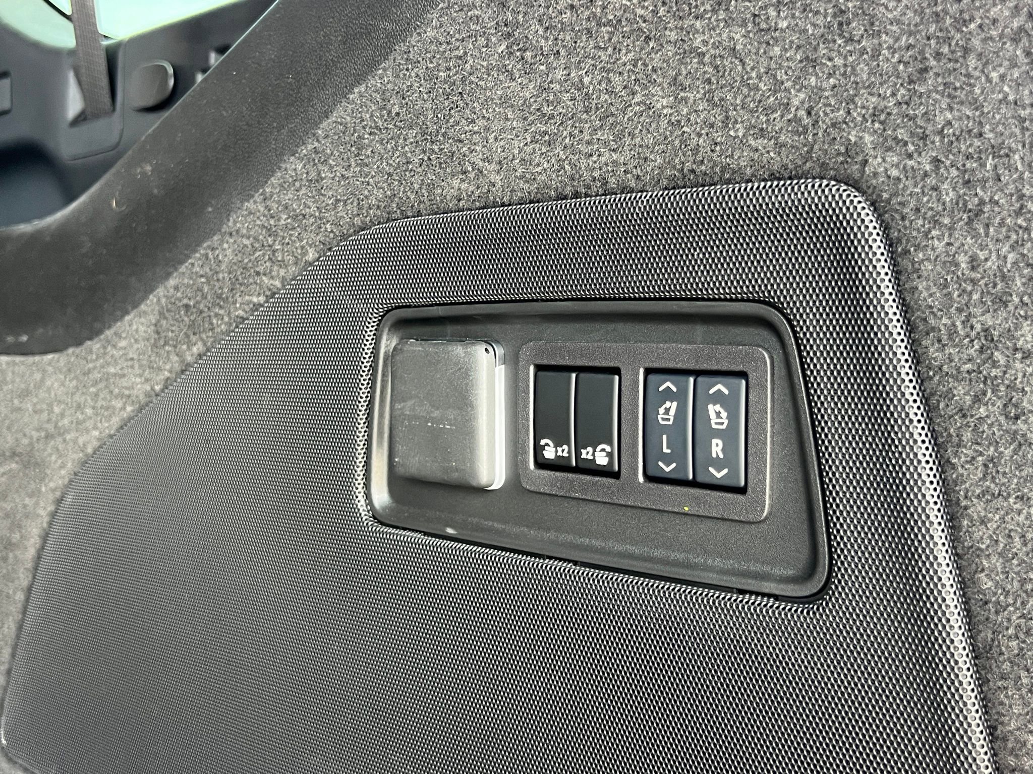 Used 2025 Cadillac Escalade ESV V image 25