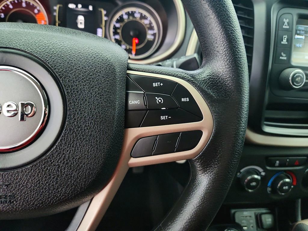 Used 2017 Jeep Cherokee Sport image 19