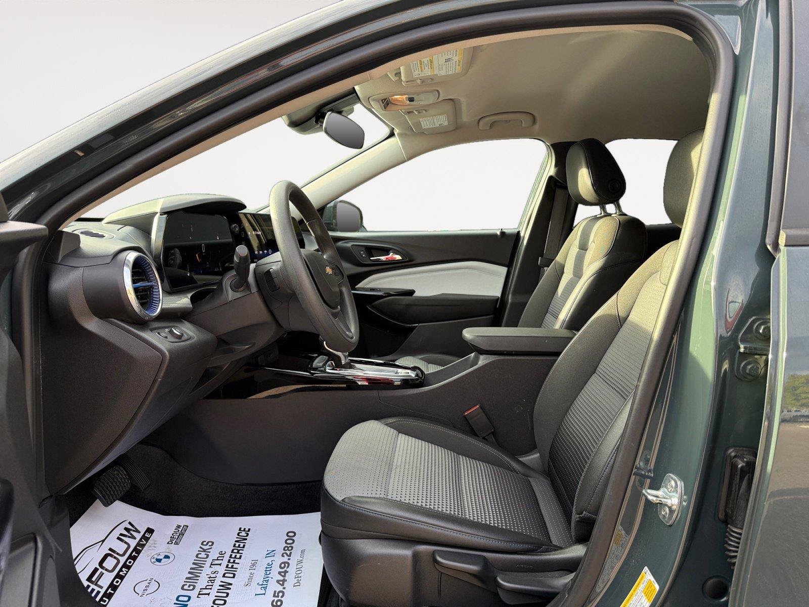 Used 2025 Chevrolet Trax LT FWD image 10