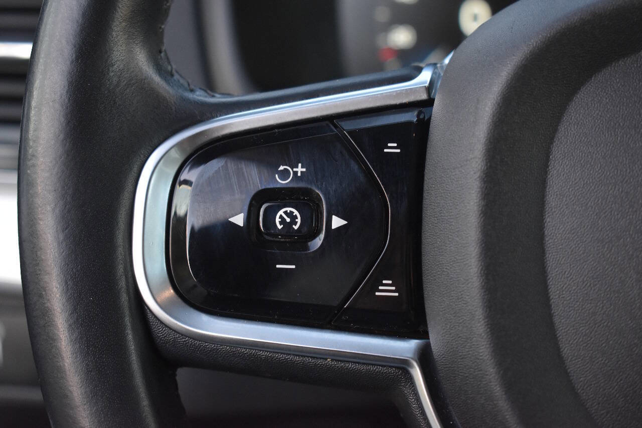 Used 2017 Volvo XC90 T6 Momentum w/ Vision Package image 21