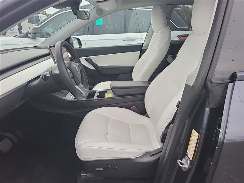 Used 2022 Tesla Model Y Long Range image 4