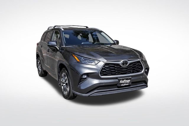 Used 2023 Toyota Highlander XLE AWD/4WD image 2