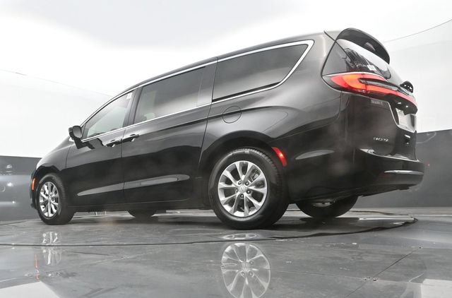 Used 2026 Chrysler Pacifica Limited FWD image 27