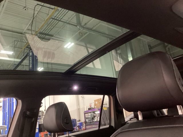 Certified 2023 Volkswagen Tiguan SE R-Line image 9