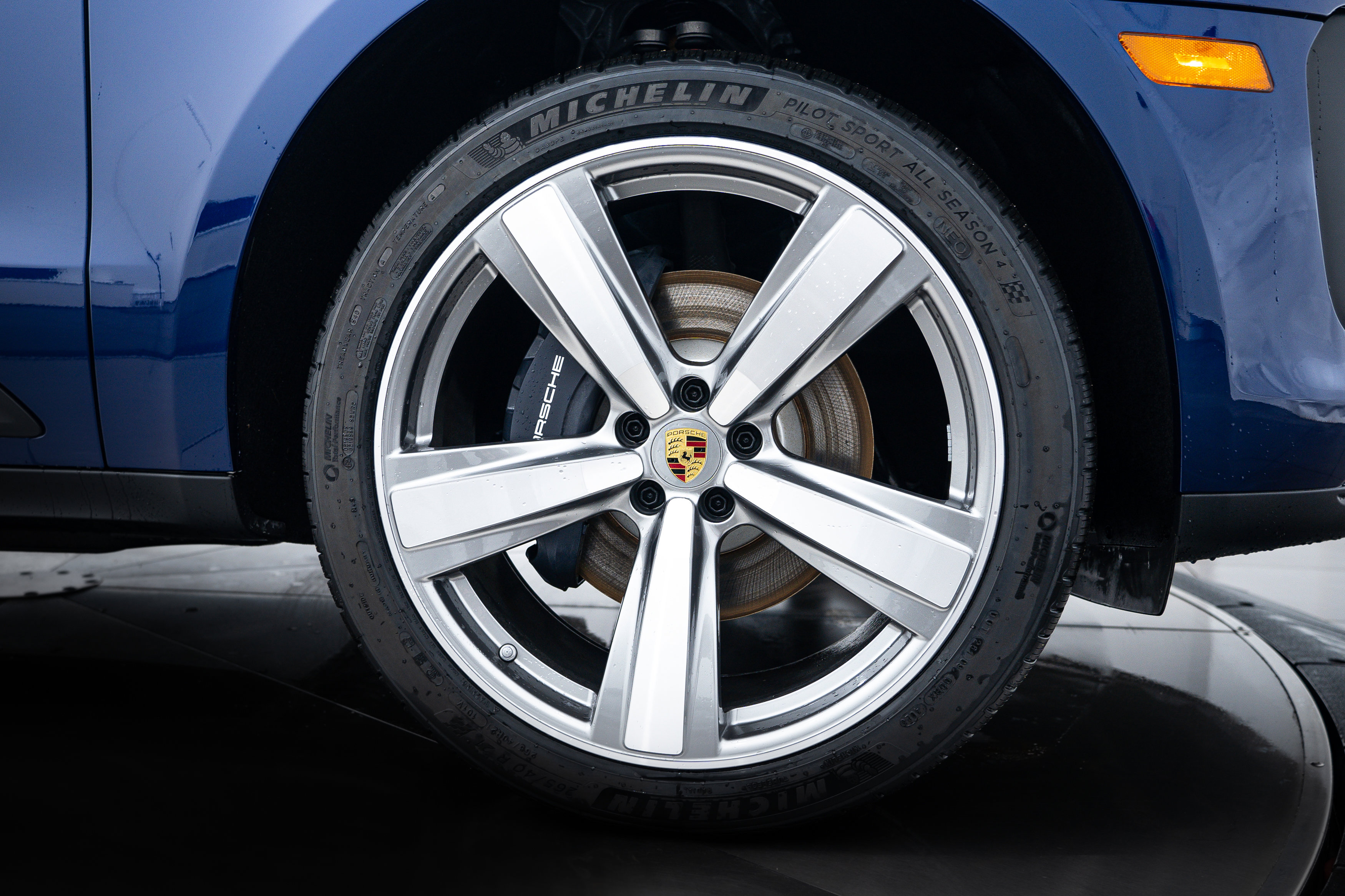 Certified 2025 Porsche Macan image 11