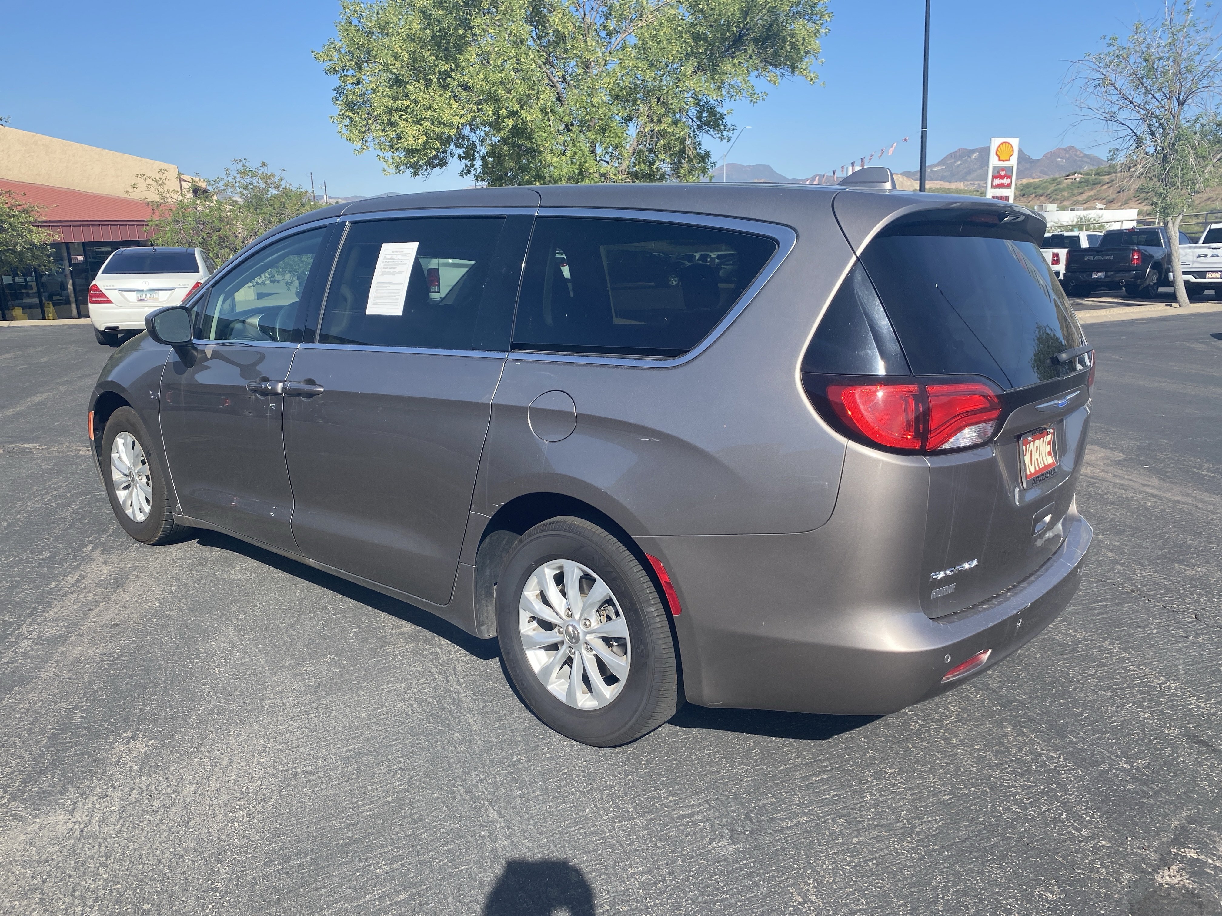 Used 2018 Chrysler Pacifica LX w/ Tire & Wheel Group FWD image 2