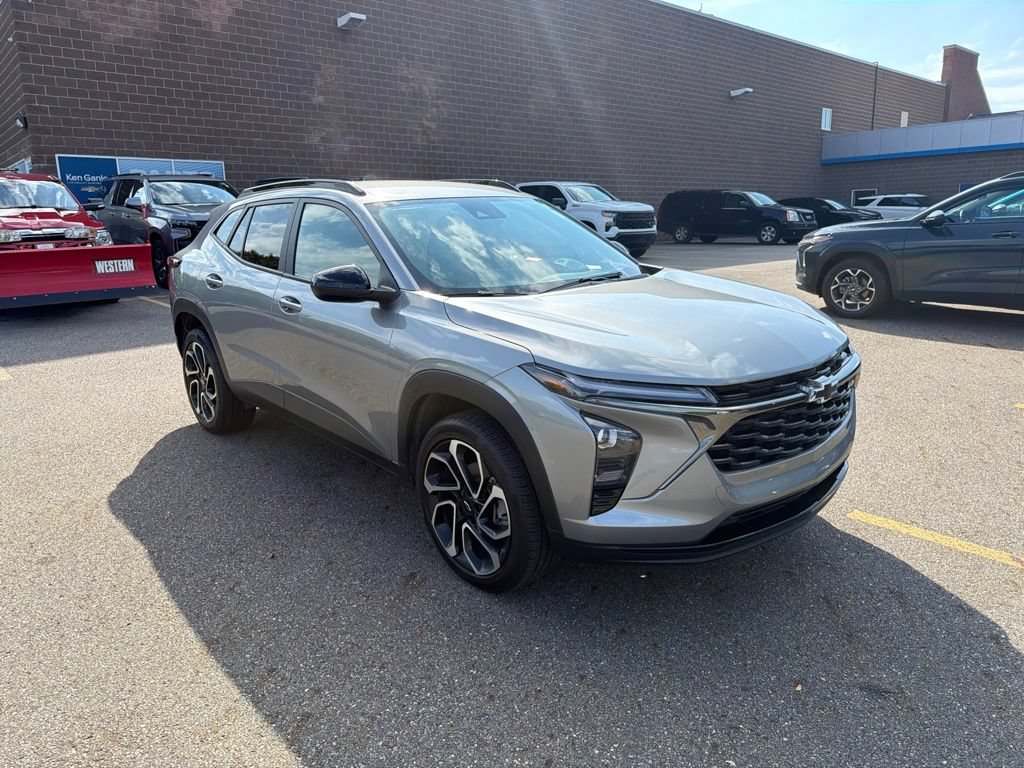 Used 2025 Chevrolet Trax RS w/ Driver Confidence Package FWD video 2