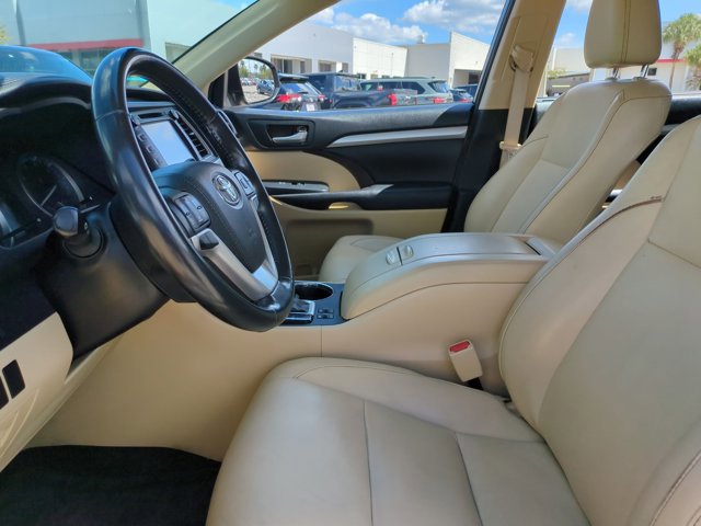 Used 2017 Toyota Highlander XLE image 16