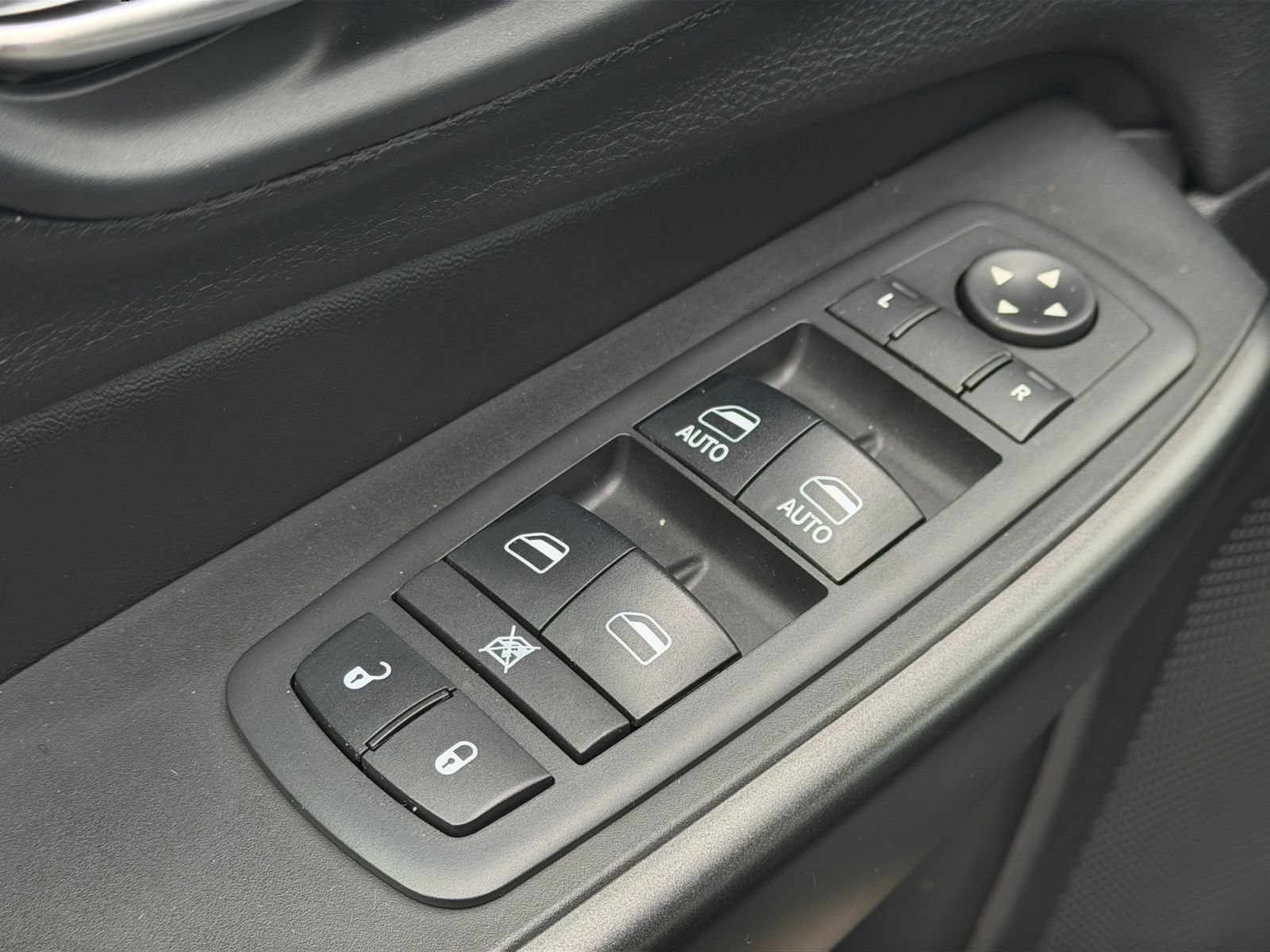 Used 2019 Jeep Cherokee Trailhawk w/ Cold Weather Group AWD/4WD image 21
