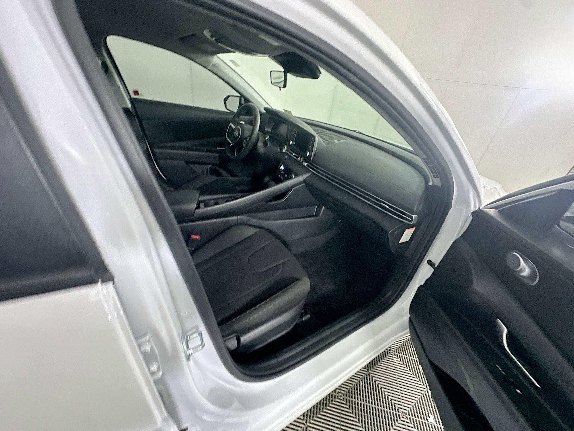 Used 2025 Hyundai Elantra Blue image 29