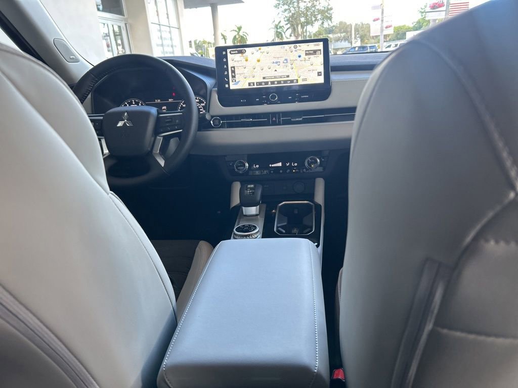 New 2026 Mitsubishi Outlander SE image 28