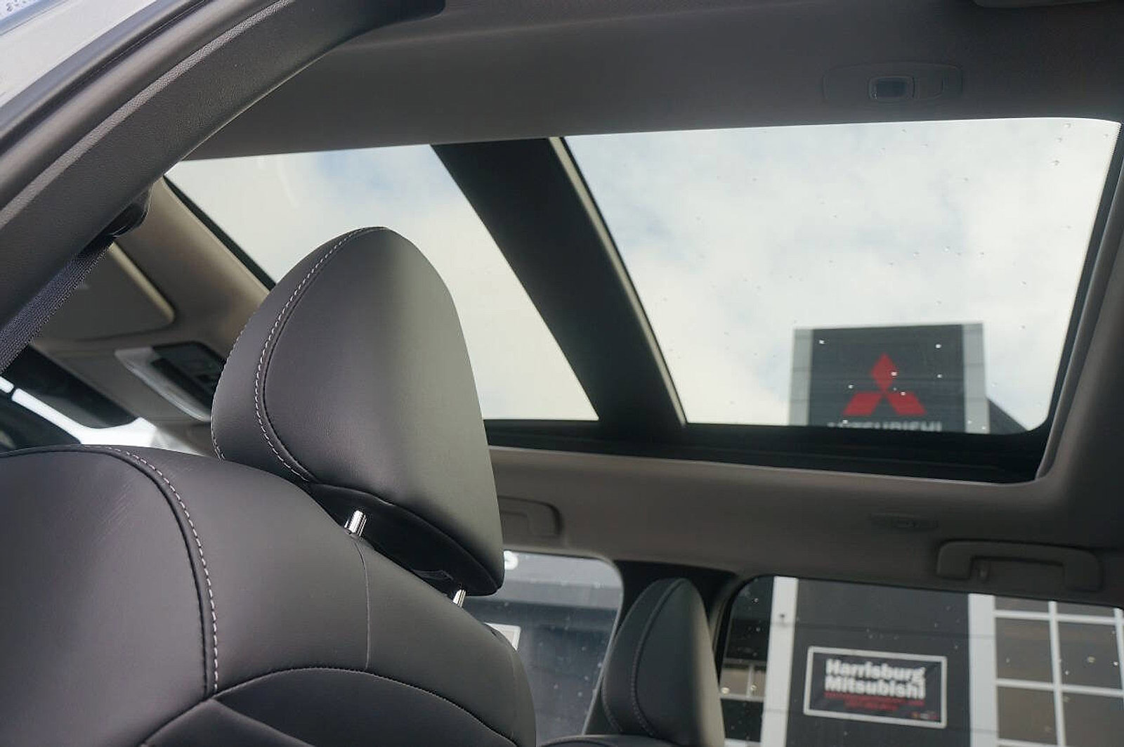 New 2025 Mitsubishi Outlander SE image 19