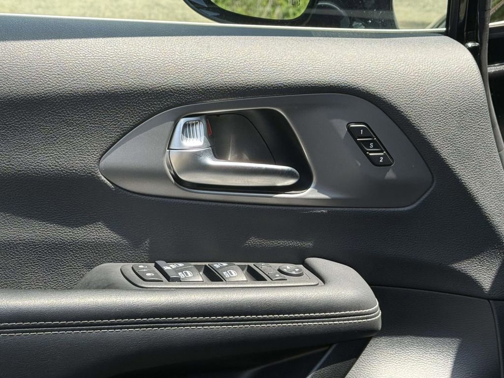 Used 2025 Chrysler Pacifica Select FWD image 23