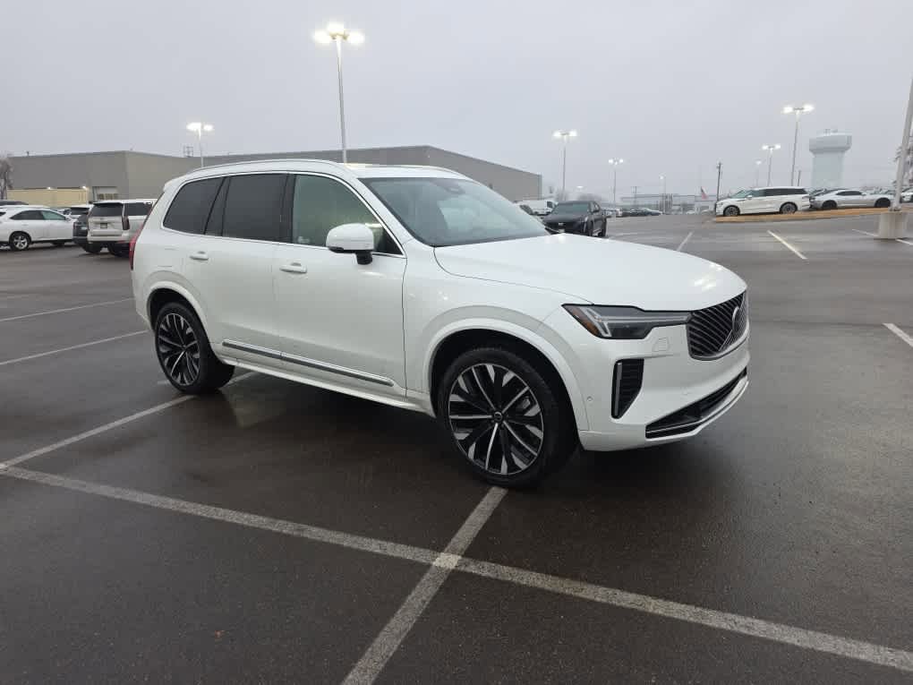 Used 2025 Volvo XC90 B6 Plus image 2