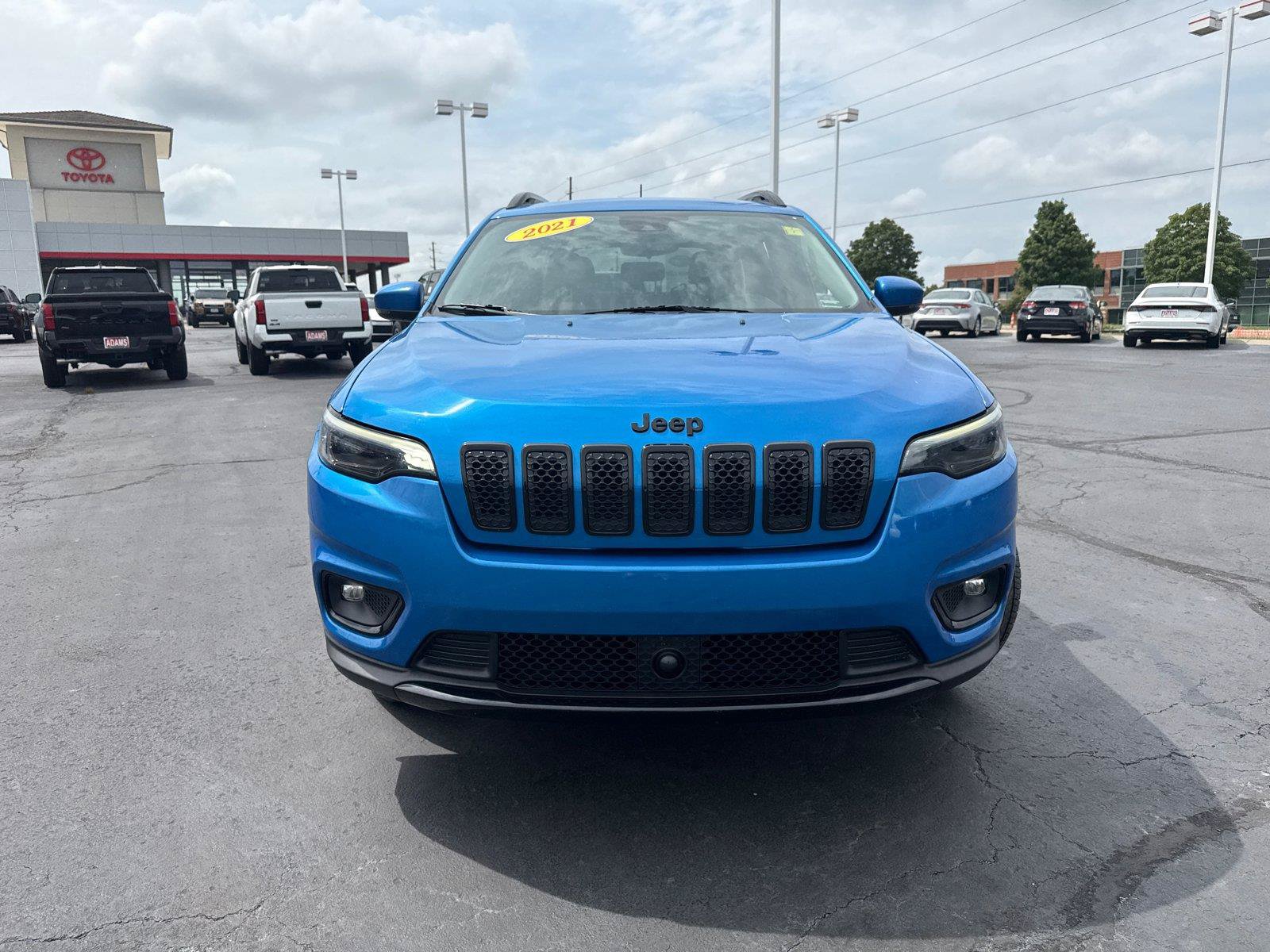 Used 2021 Jeep Cherokee Latitude Plus AWD/4WD image 3